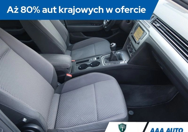 Volkswagen Passat cena 45000 przebieg: 228492, rok produkcji 2015 z Chełmża małe 254